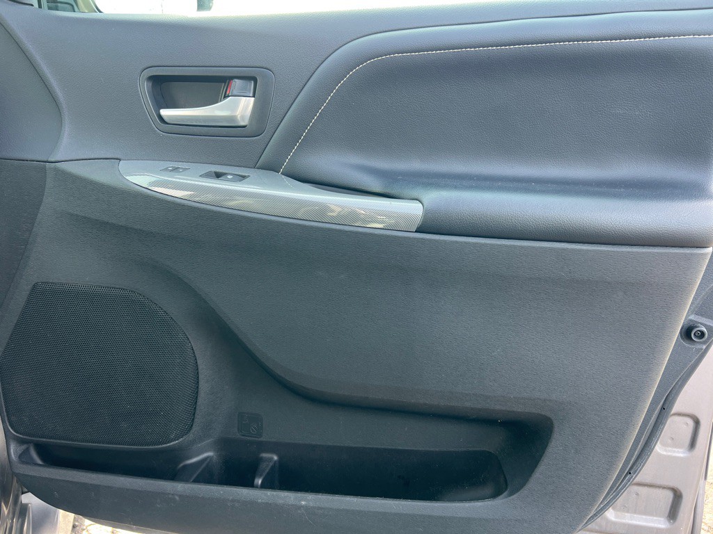 2015 Toyota Sienna Image 19