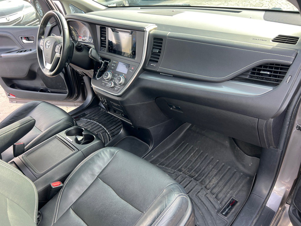 2015 Toyota Sienna Image 21