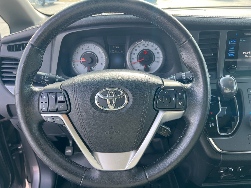 2015 Toyota Sienna Image 28