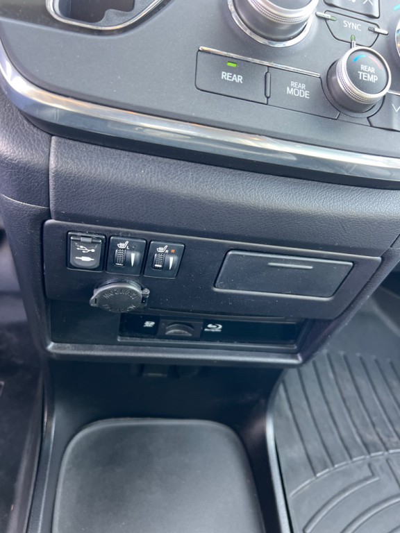 2015 Toyota Sienna Image 33