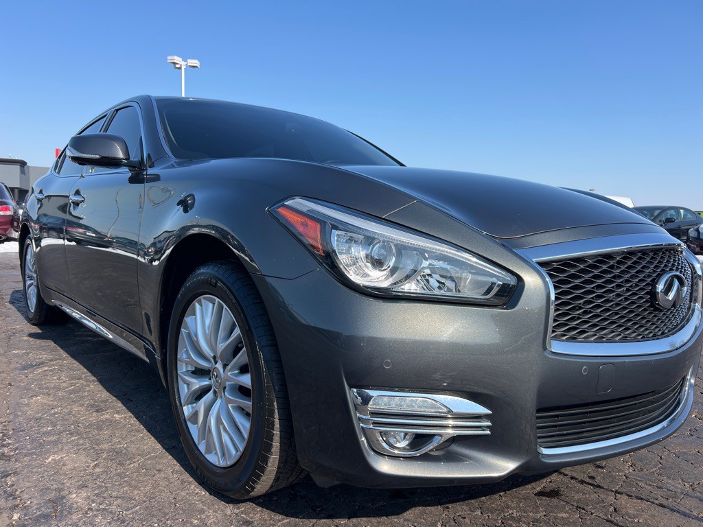 2015 INFINITI Q70 Image 1