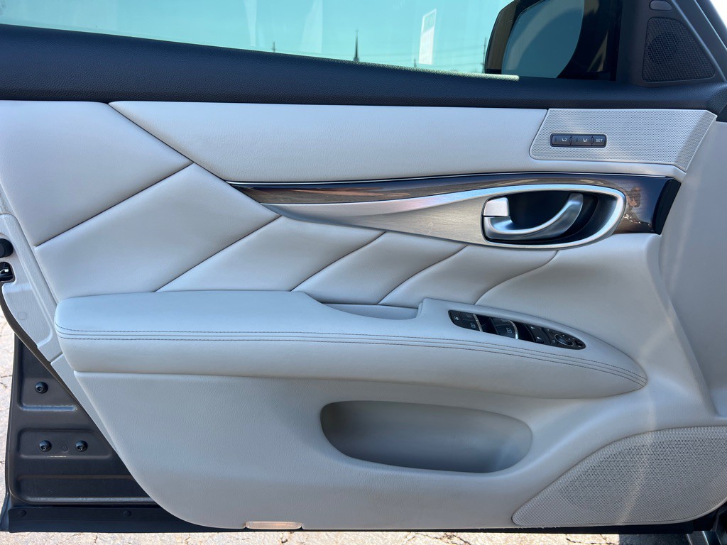 2015 INFINITI Q70 Image 11