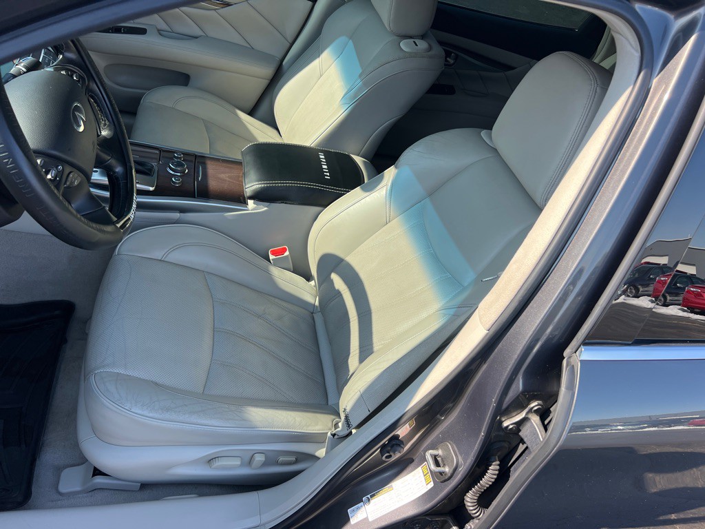 2015 INFINITI Q70 Image 12