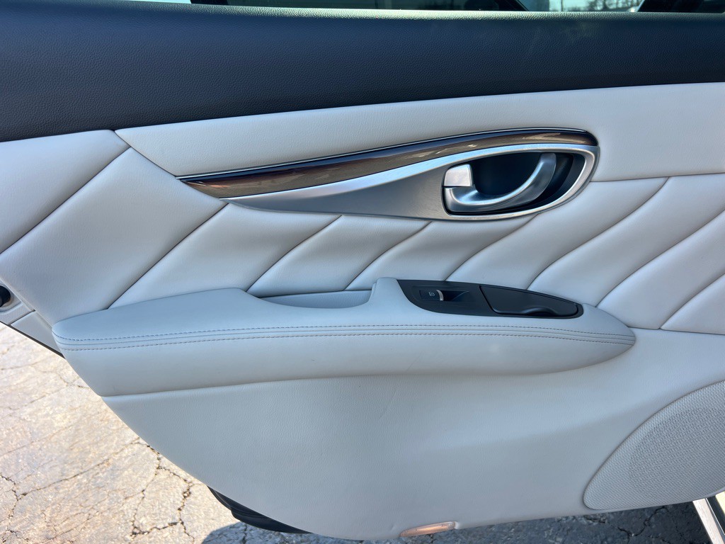 2015 INFINITI Q70 Image 13