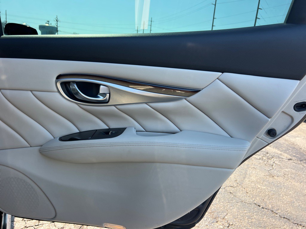 2015 INFINITI Q70 Image 15