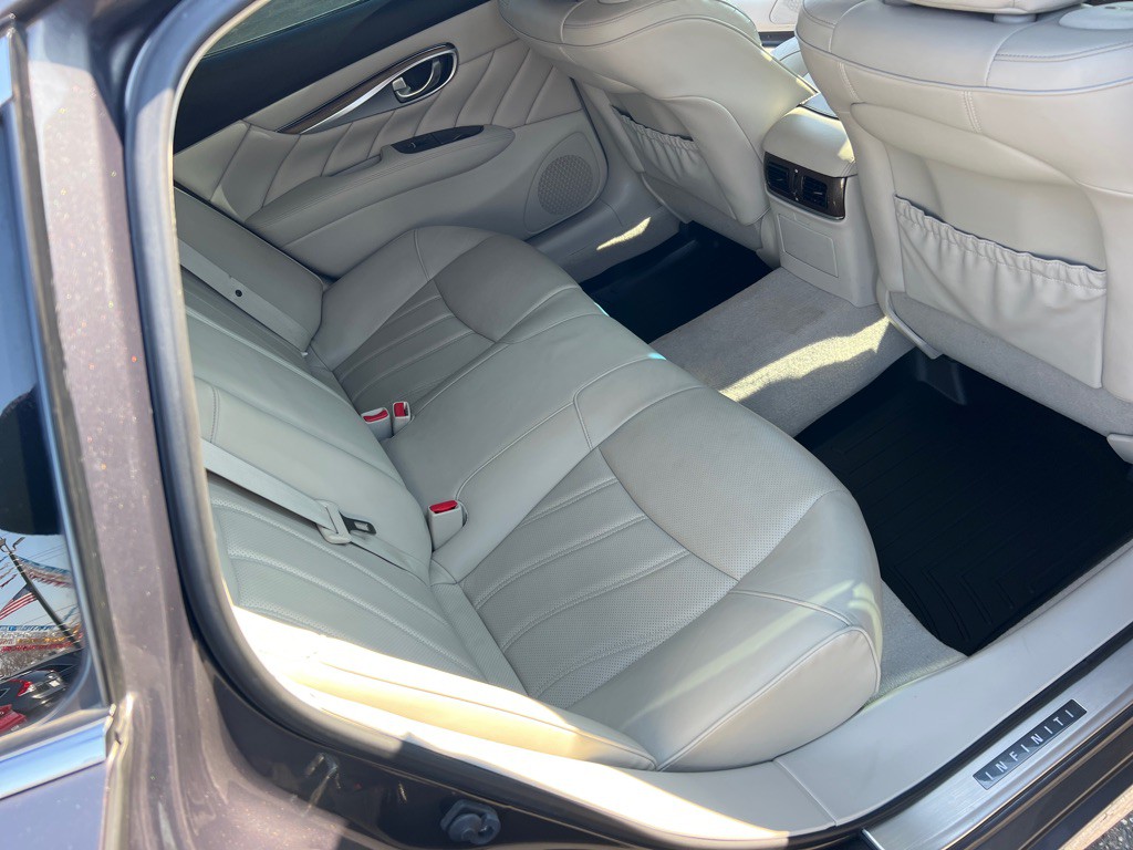 2015 INFINITI Q70 Image 16