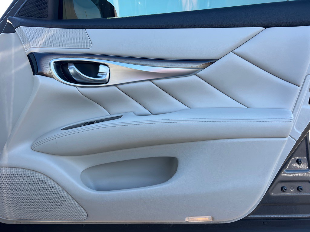 2015 INFINITI Q70 Image 19