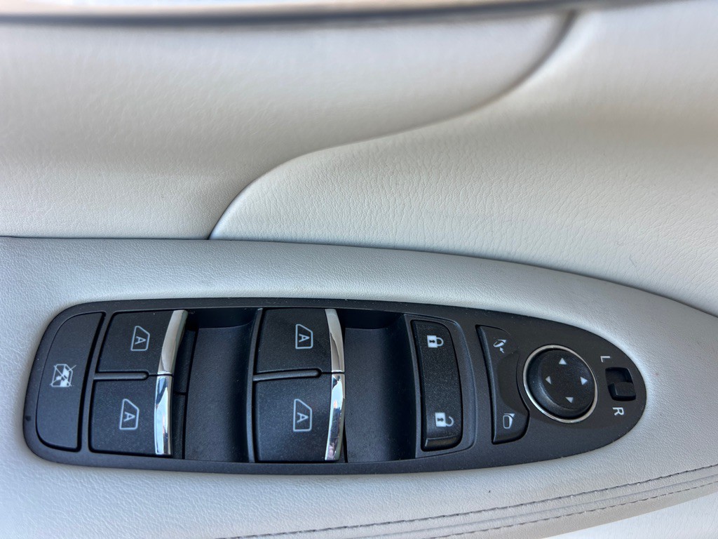 2015 INFINITI Q70 Image 28