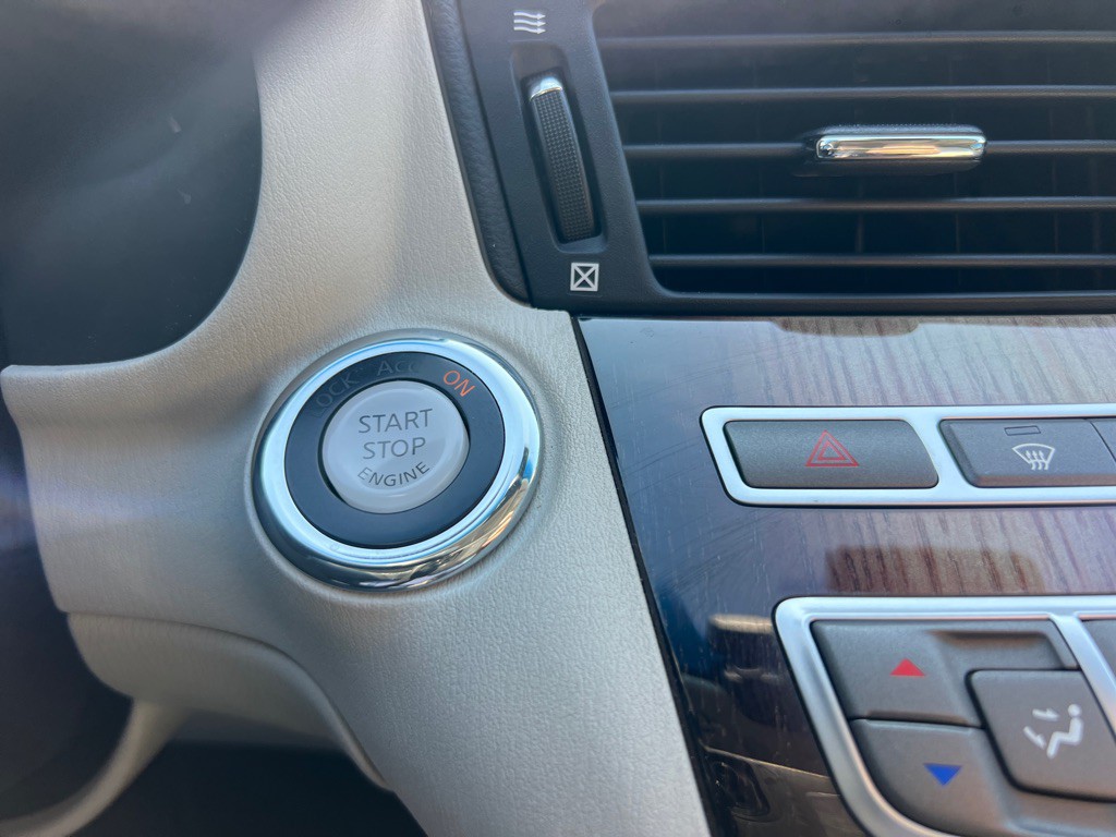 2015 INFINITI Q70 Image 33