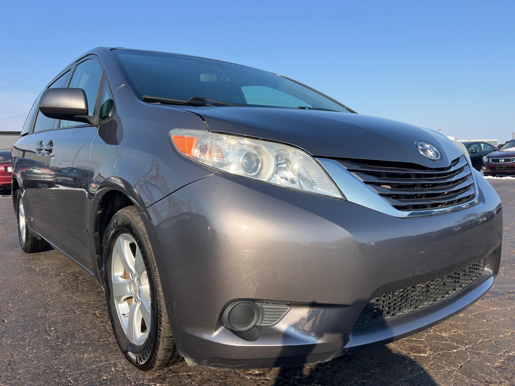 2017 Toyota Sienna Image 1