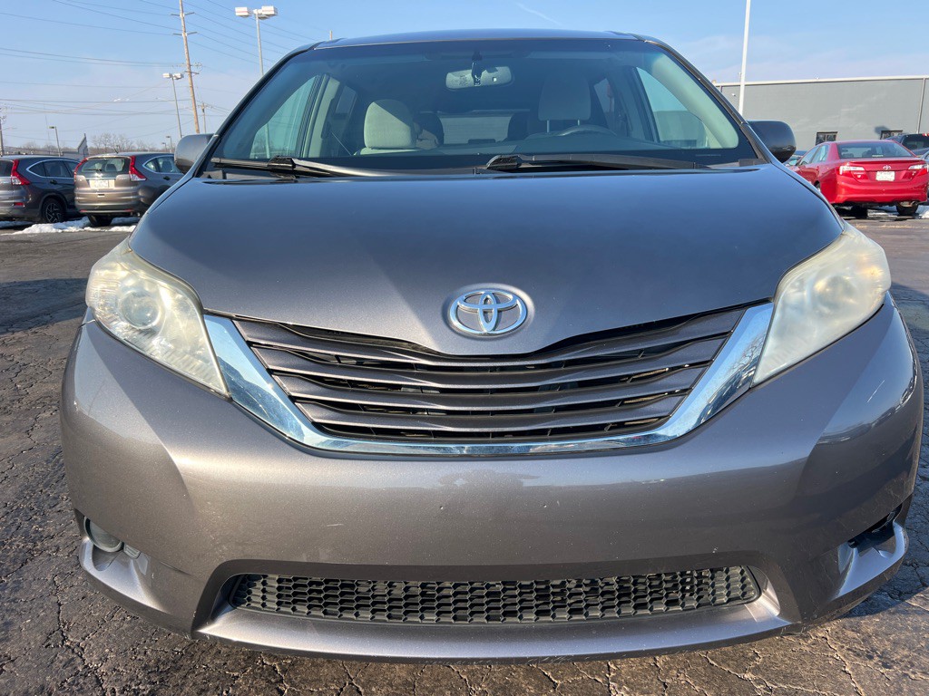 2017 Toyota Sienna Image 2