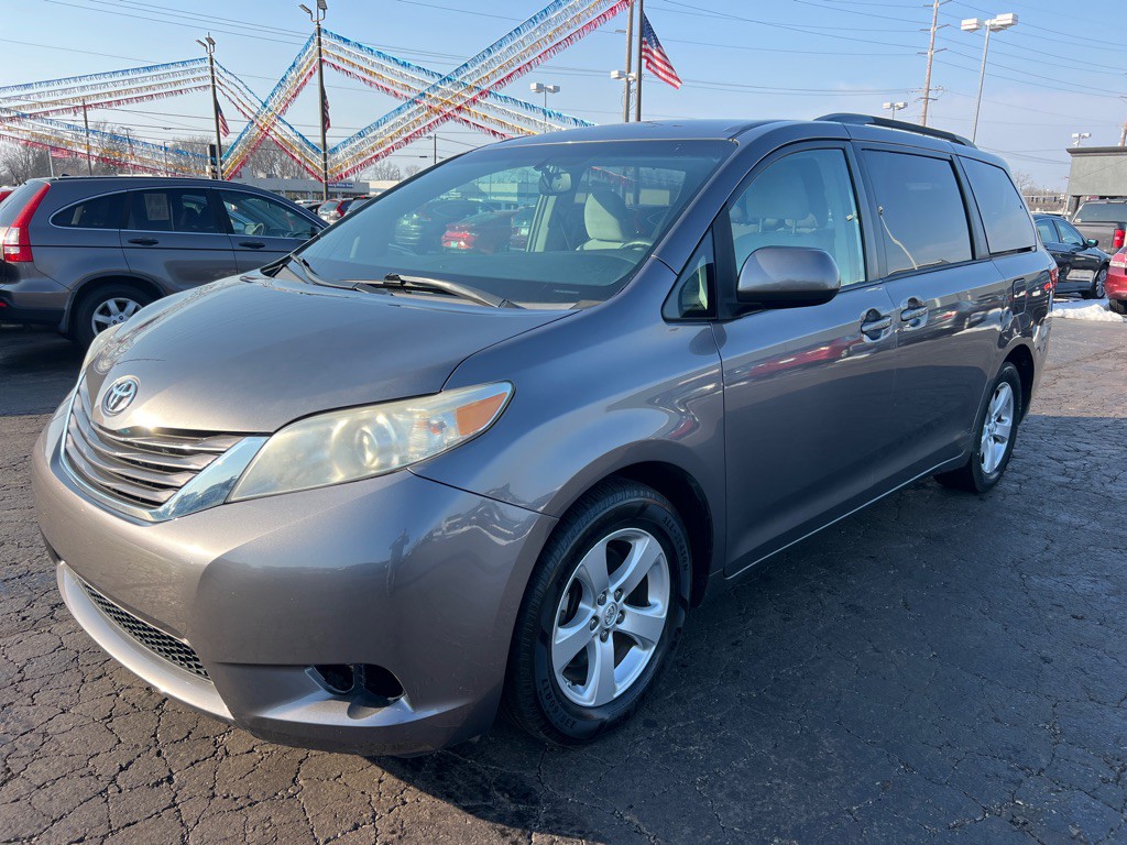 2017 Toyota Sienna Image 3