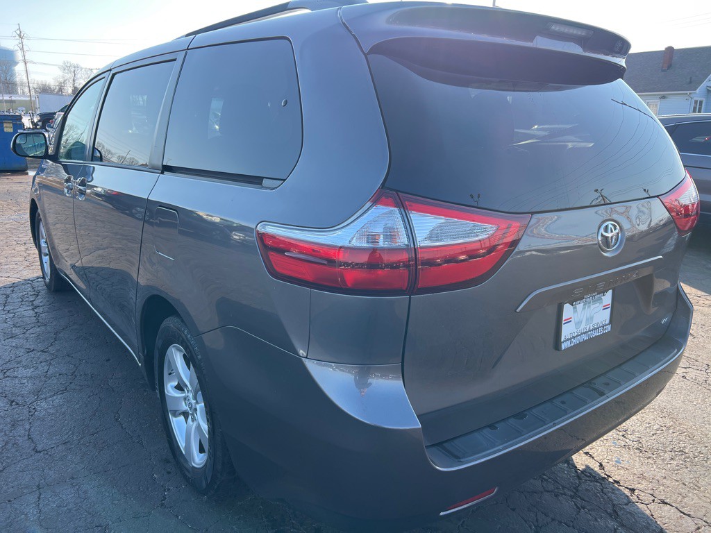 2017 Toyota Sienna Image 5