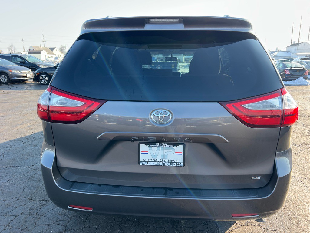 2017 Toyota Sienna Image 6