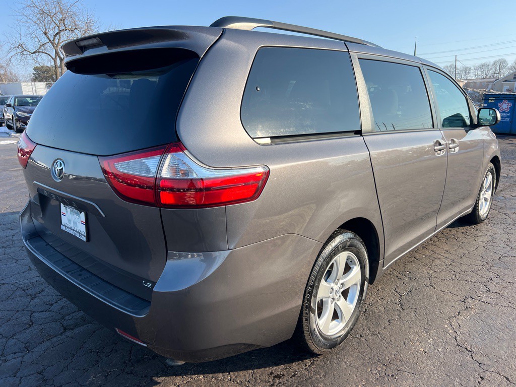 2017 Toyota Sienna Image 7