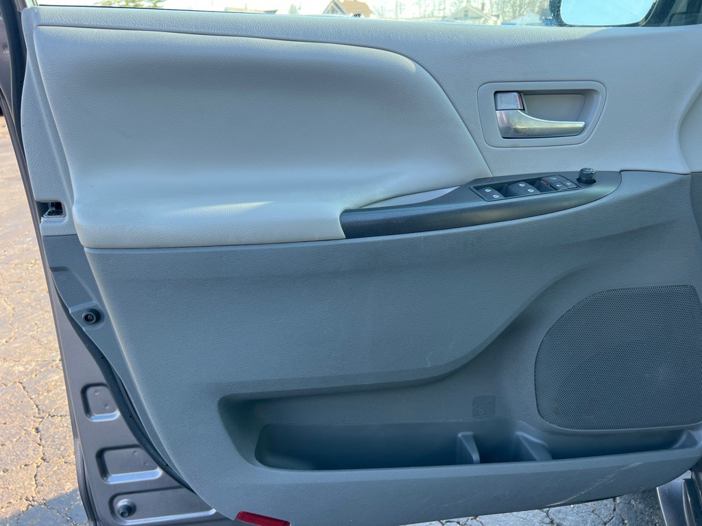2017 Toyota Sienna Image 11