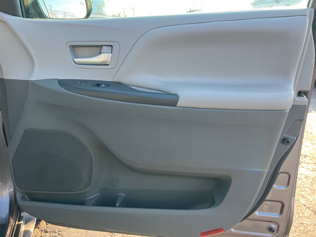 2017 Toyota Sienna Image 19