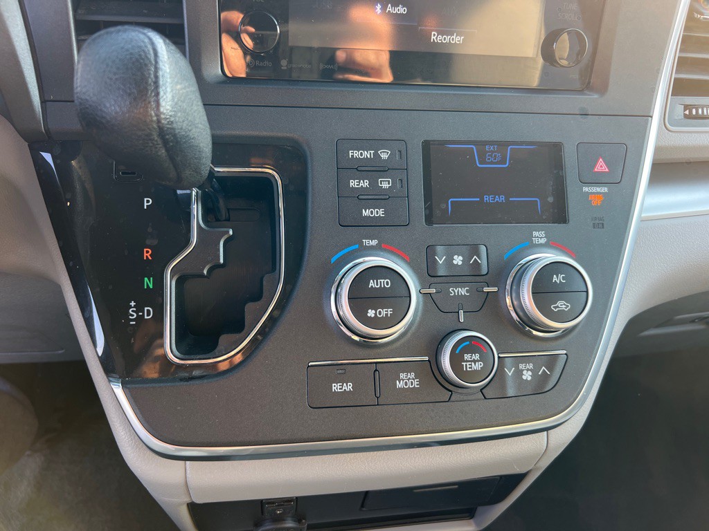 2017 Toyota Sienna Image 34