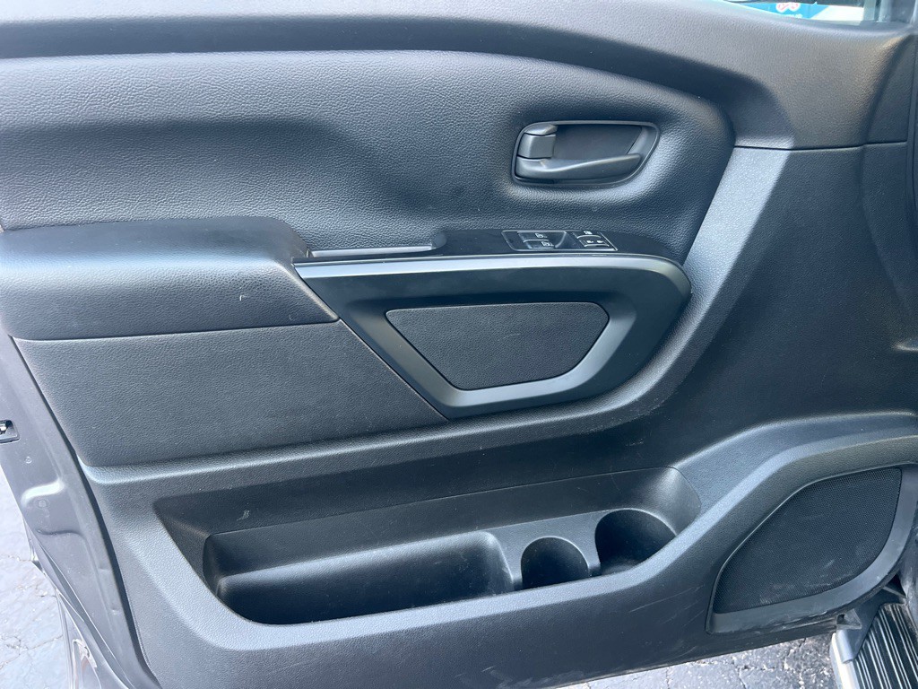 2017 Nissan Titan Image 12