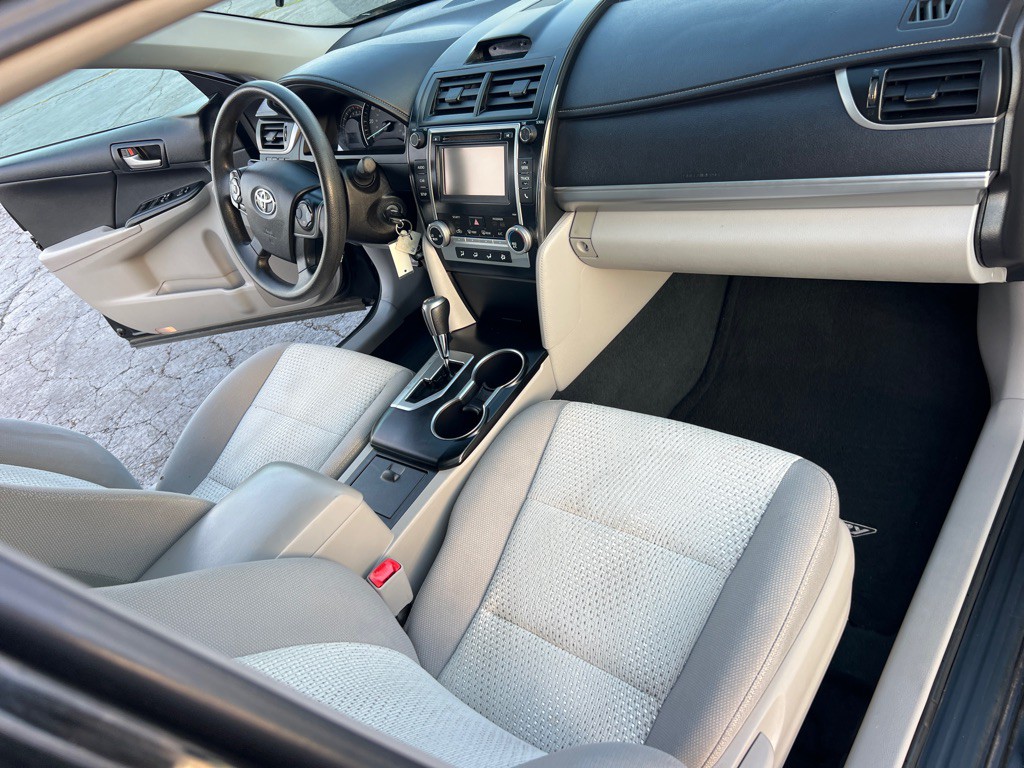 2014 Toyota Camry Image 19