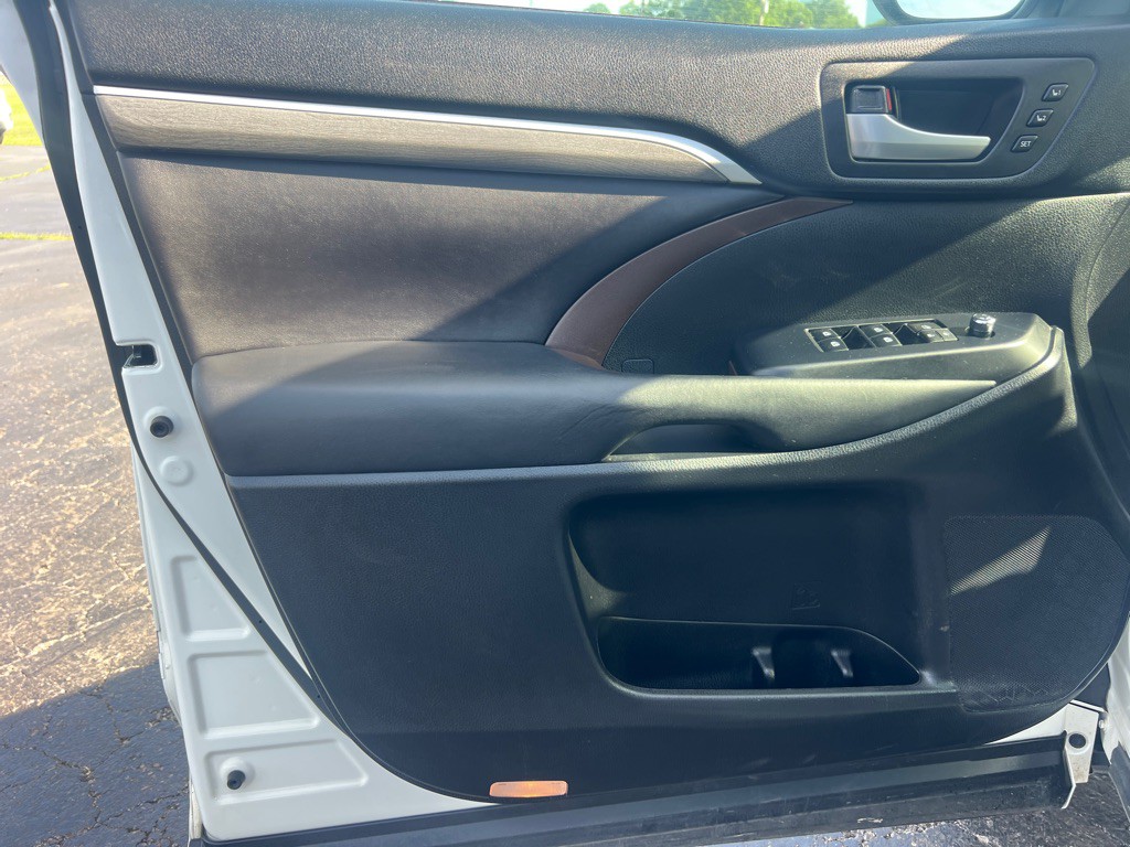 2017 Toyota Highlander Image 11