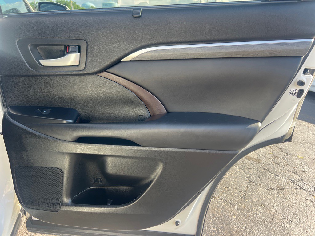 2017 Toyota Highlander Image 19