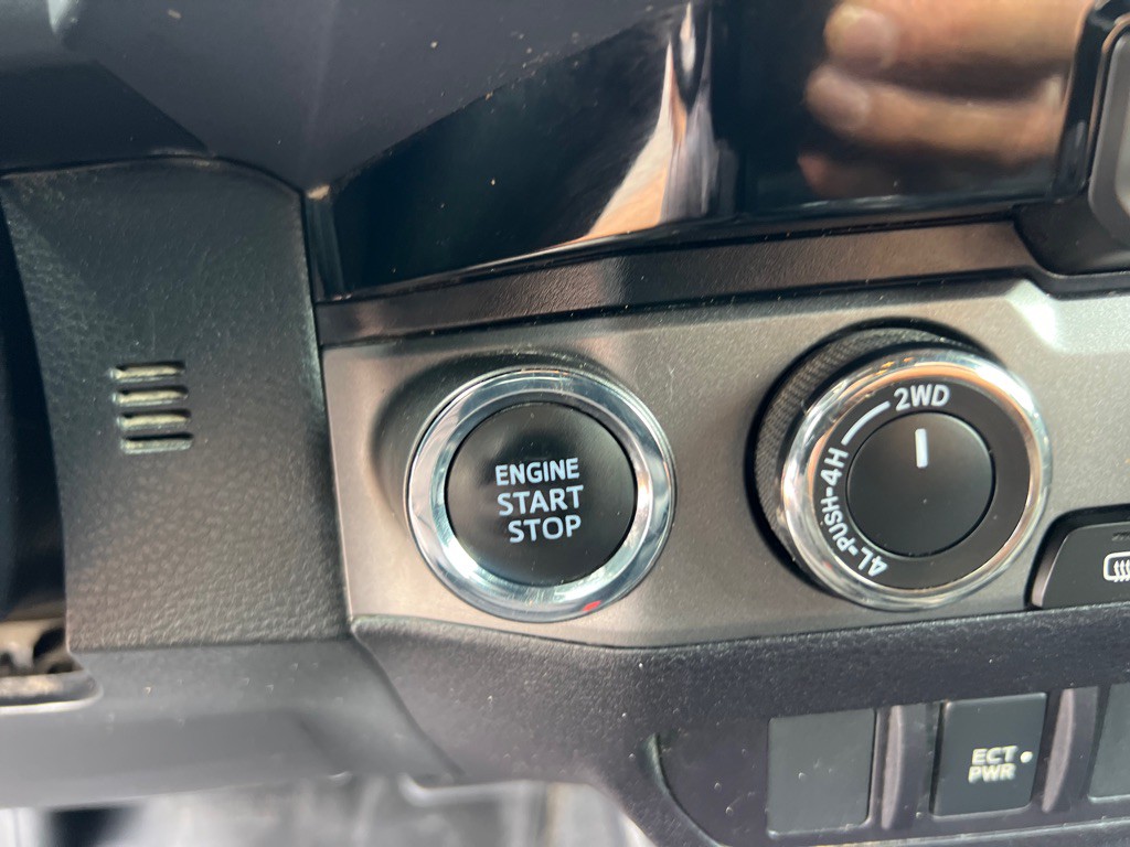 2018 Toyota Tacoma Image 17