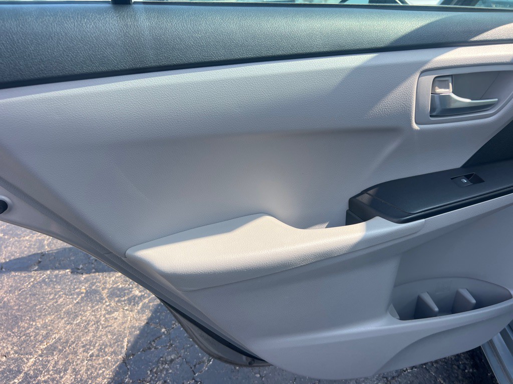 2015 Toyota Camry Image 12