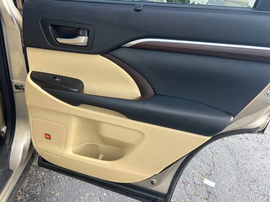 2014 Toyota Highlander Image 19