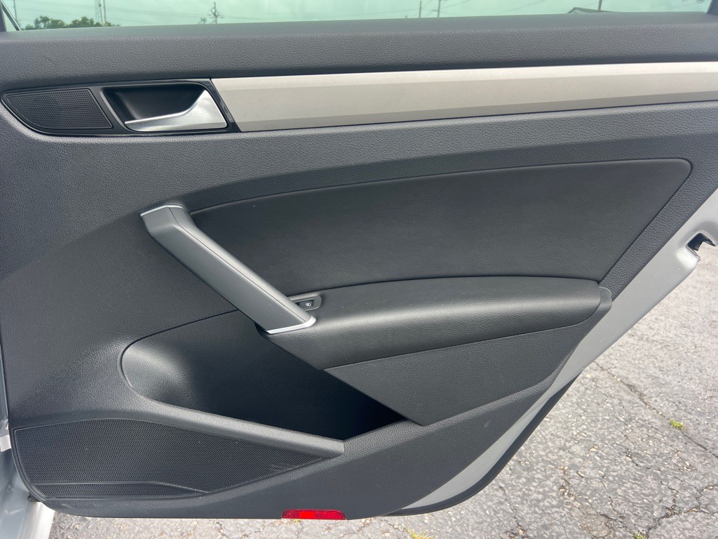 2021 Volkswagen Passat Image 14
