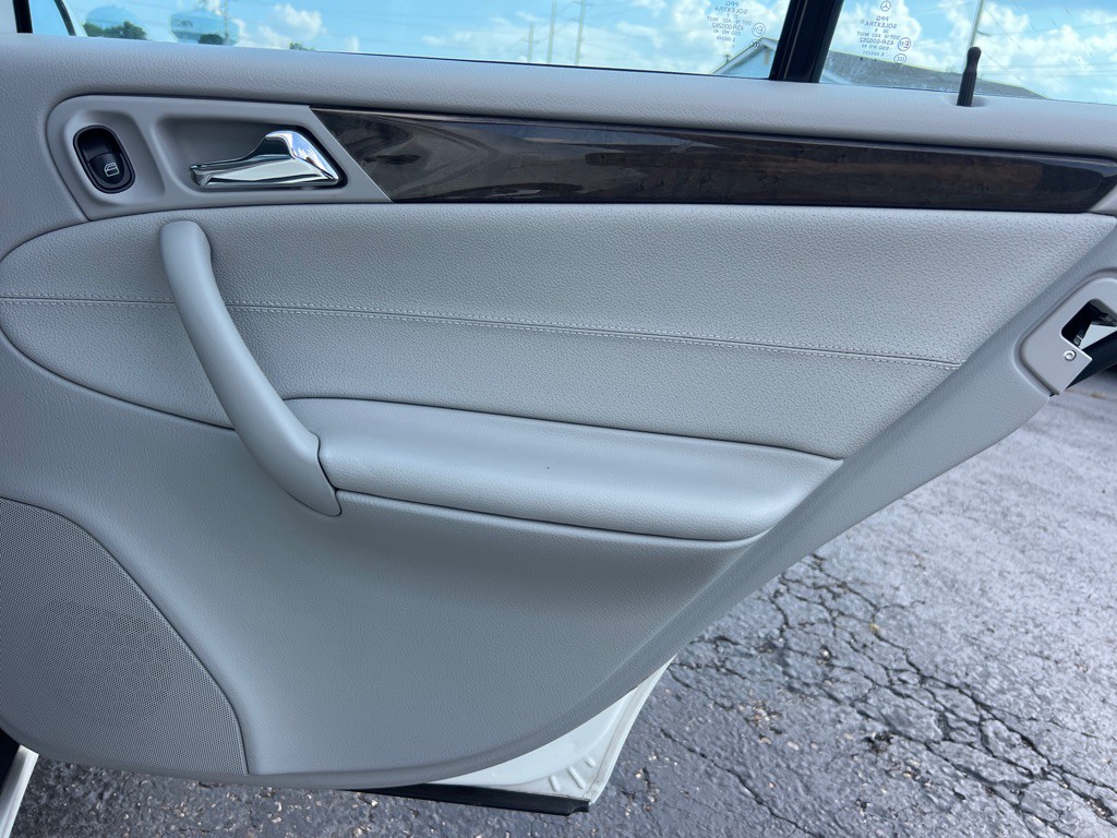 2007 Mercedes-Benz C-Class Image 14