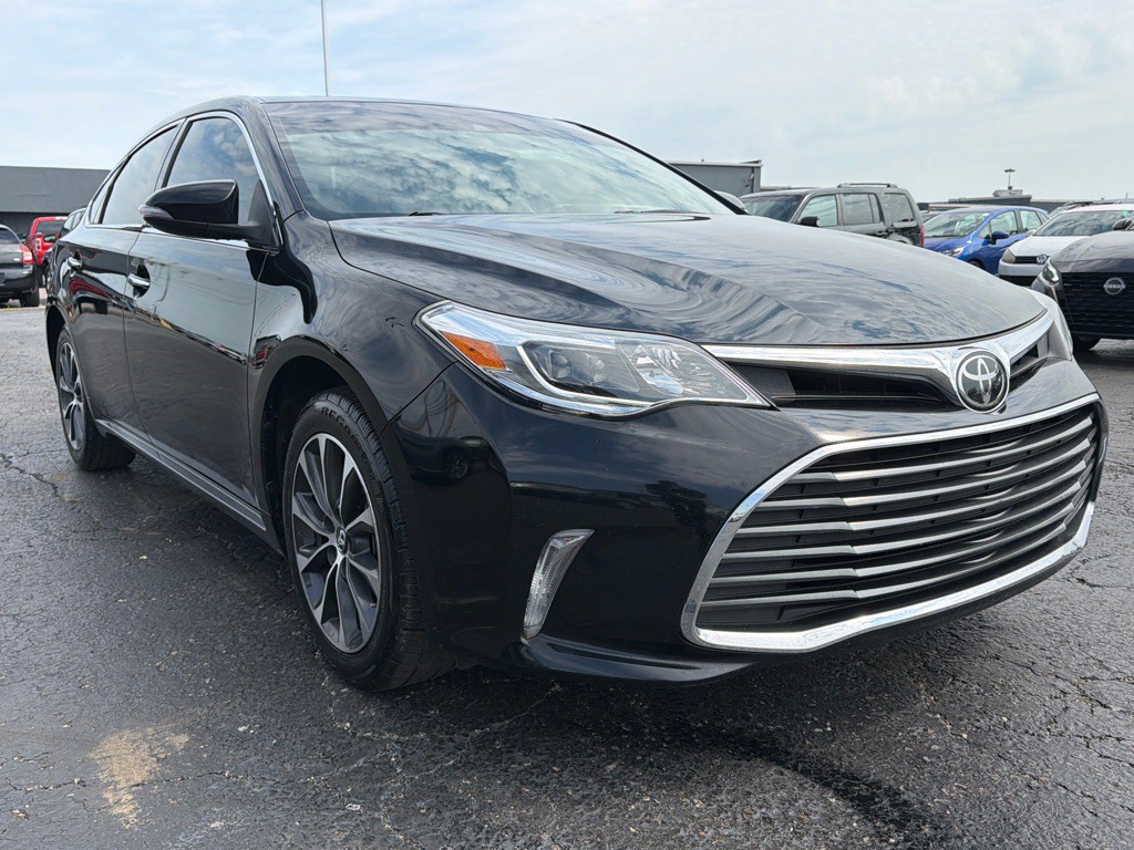 2017 Toyota Avalon Image 1