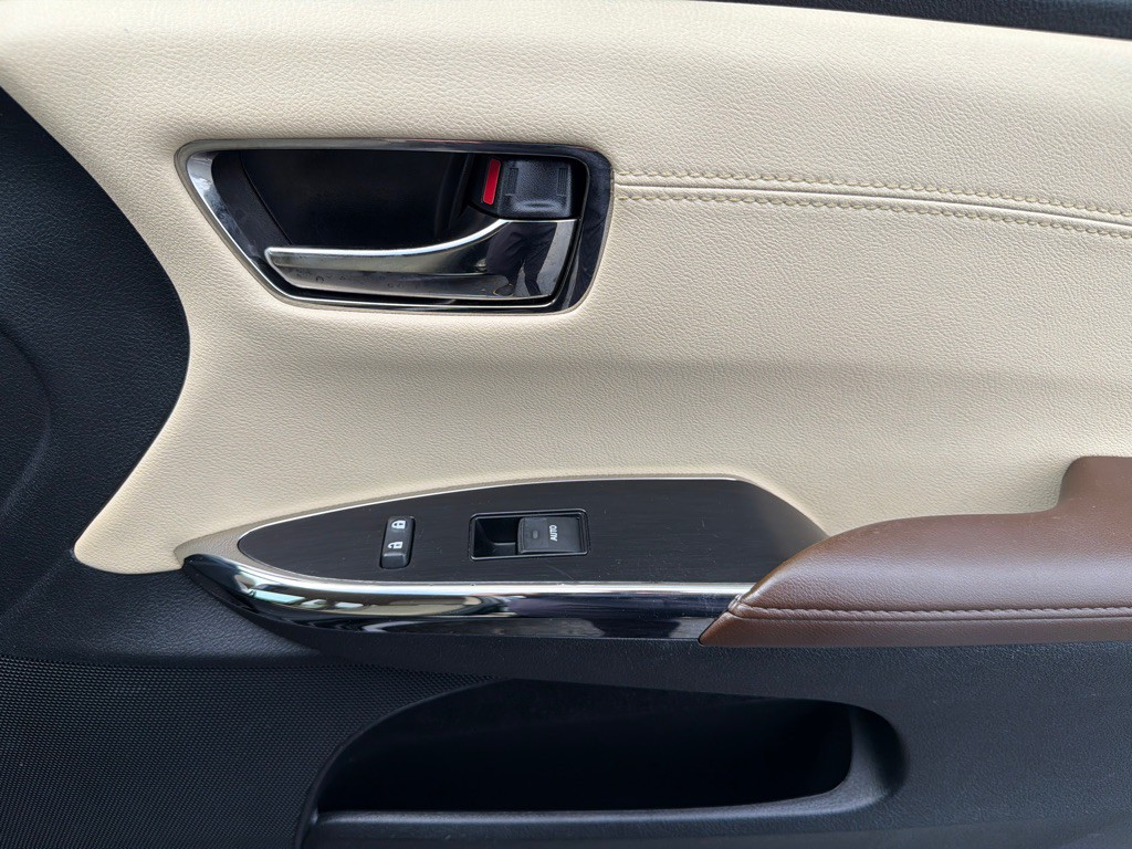 2017 Toyota Avalon Image 15