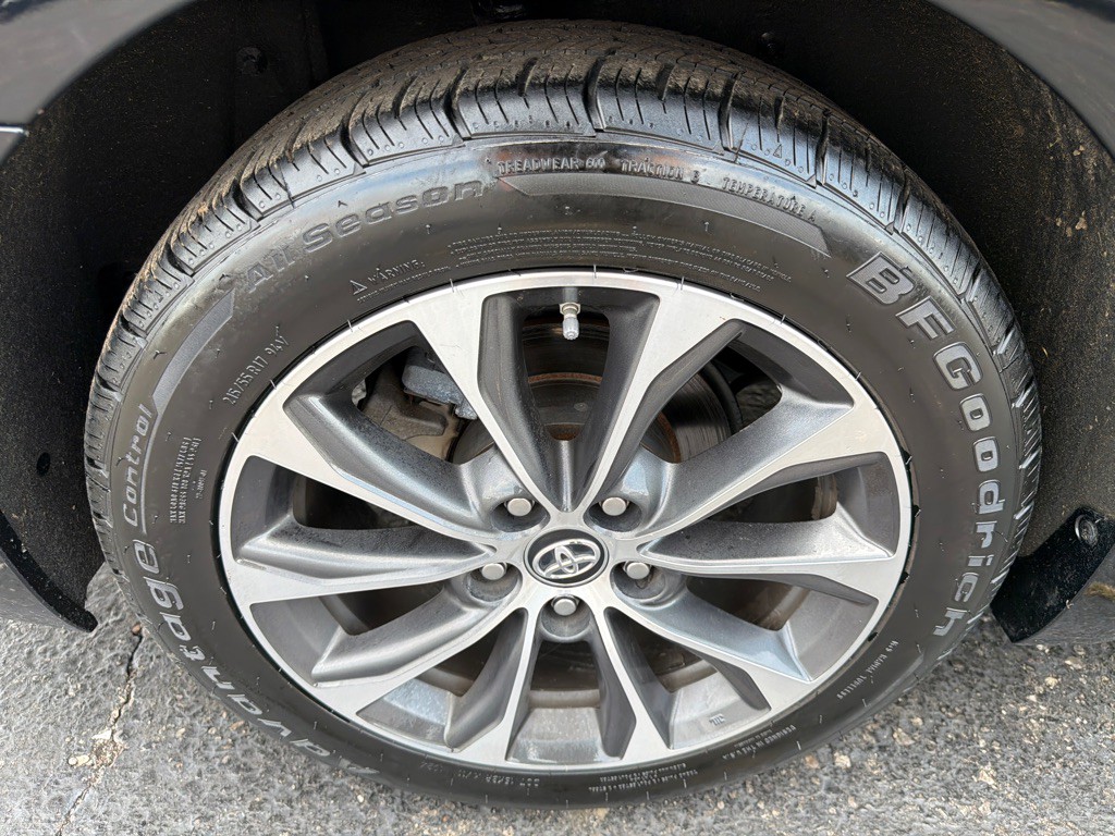 2017 Toyota Avalon Image 36