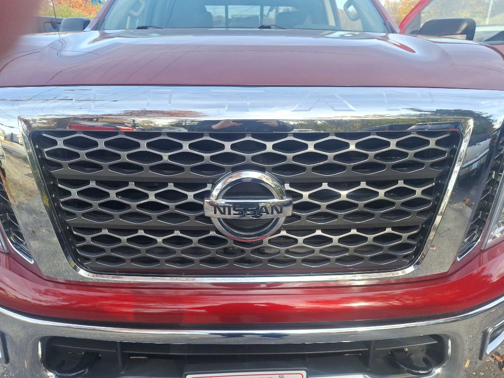 2017 Nissan Titan Image 16