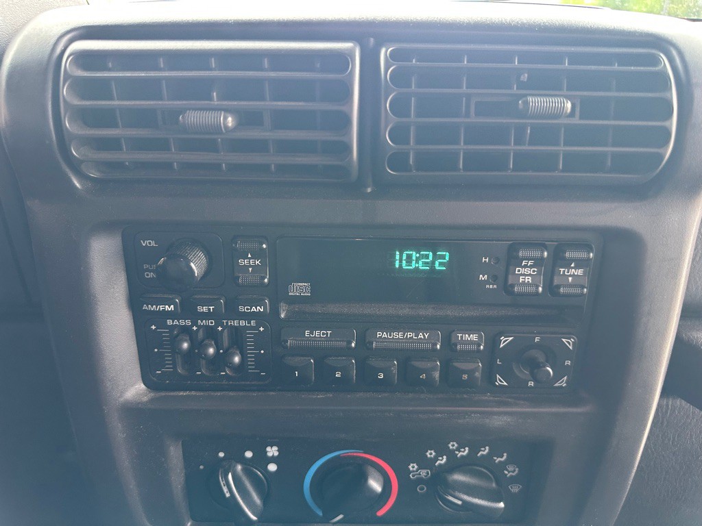 2002 Jeep Wrangler Image 21