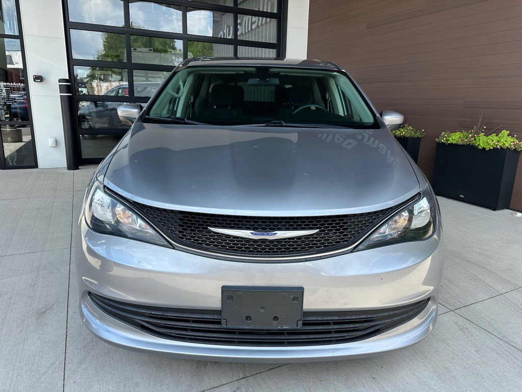2020 Chrysler Voyager Image 2