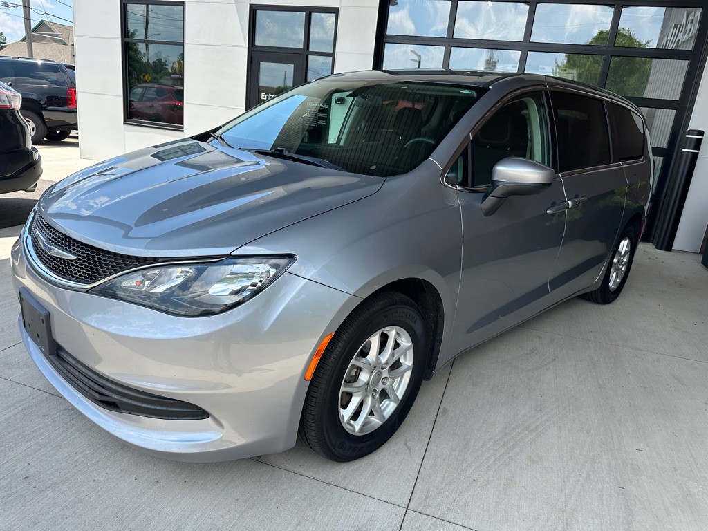 2020 Chrysler Voyager Image 3