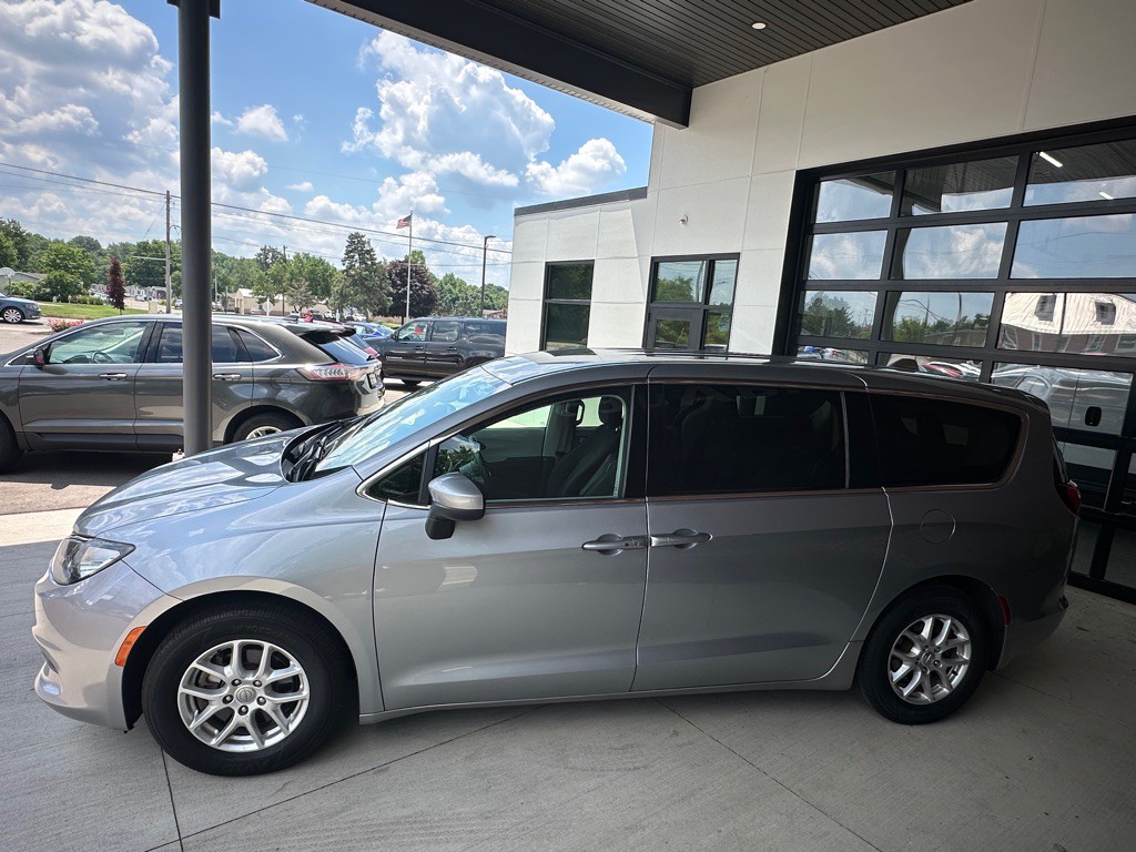2020 Chrysler Voyager Image 4