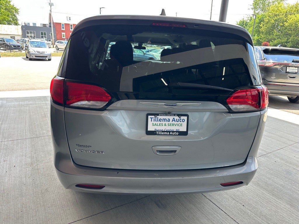 2020 Chrysler Voyager Image 6