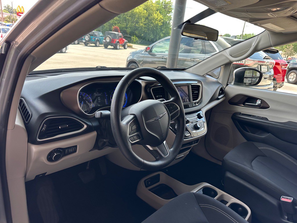 2020 Chrysler Voyager Image 9