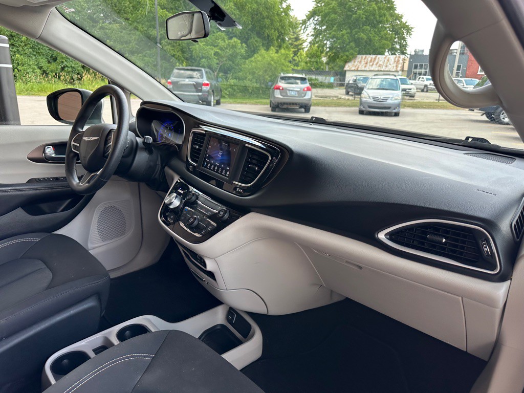 2020 Chrysler Voyager Image 18