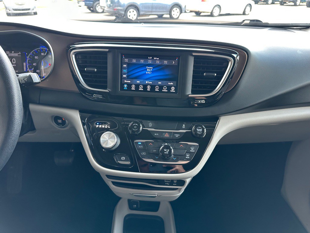 2020 Chrysler Voyager Image 25