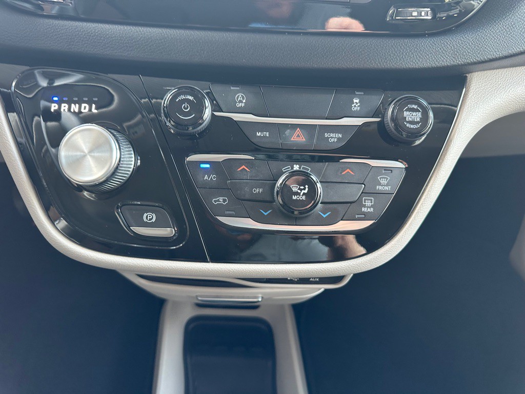 2020 Chrysler Voyager Image 27