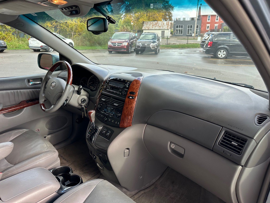 2005 Toyota Sienna Image 16