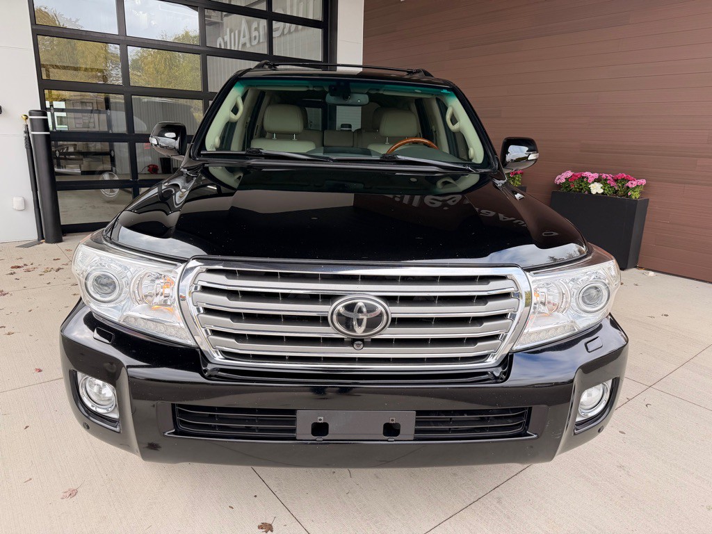 2015 Toyota Land Cruiser Image 2