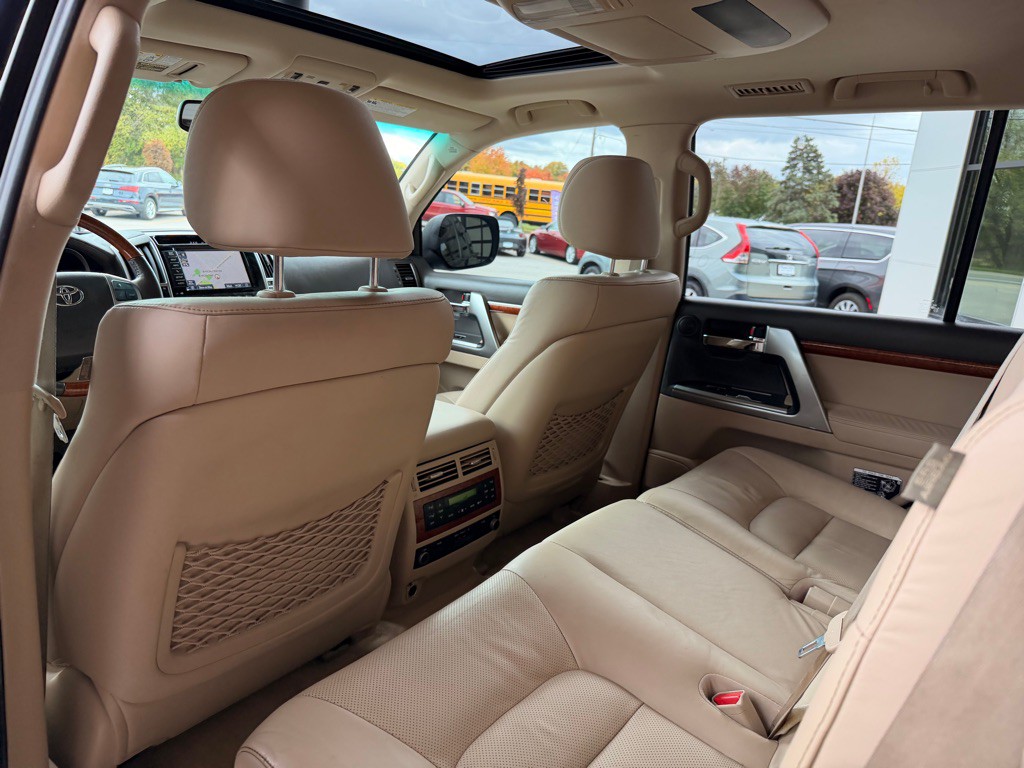 2015 Toyota Land Cruiser Image 11