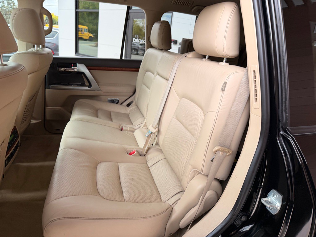 2015 Toyota Land Cruiser Image 12