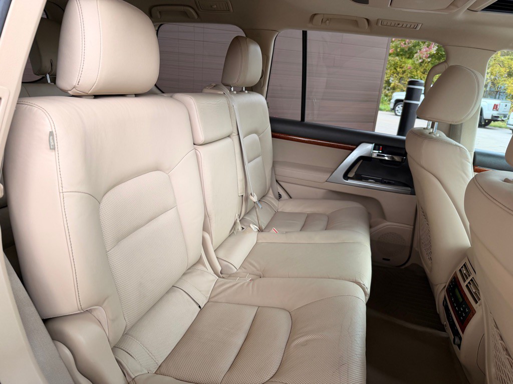 2015 Toyota Land Cruiser Image 16