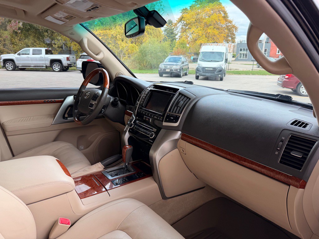 2015 Toyota Land Cruiser Image 18